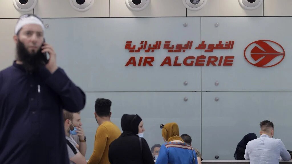 Des passagers attendent pour s’enregistrer au comptoir d’Air Algérie de l’aéroport Houari Boumédiène à Alger, le 1er juin 2021 (AFP)