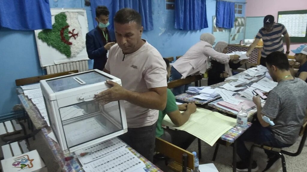 Il s’agit des premières législatives depuis le soulèvement populaire inédit et pacifique, né le 22 février 2019 du rejet d’un cinquième mandat du président Abdelaziz Bouteflika (AFP/Ryad Kramdi)