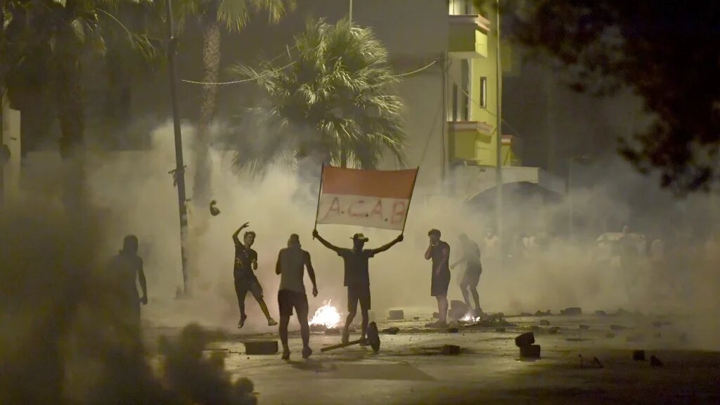 Affrontement à Sidi Hassine, près de Tunis, entre manifestants et policiers, le 12 juin 2021 (AFP/Fethi Belaid)