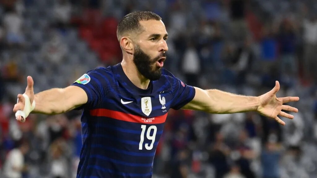 « Il y a toujours une suspicion en France concernant le positionnement des joueurs d’origine algérienne vis-à-vis du maillot français et, par conséquent, de la nation française », explique Stanislas Frenkiel. Le dernier joueur à en faire les frais : Karim Benzema (AFP/Franck Fife)