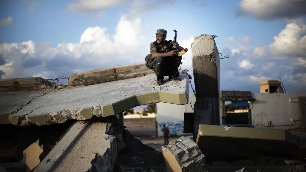 Rasé par les bombardements de l’OTAN en 2011 puis vandalisé par les rebelles, l’ancien QG est en grande partie en ruine (AFP/Marco Longari)