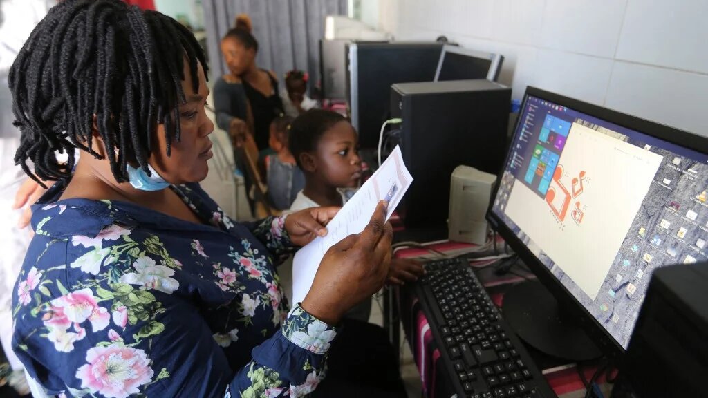 Des migrantes subsahariennes apprennent à utiliser un ordinateur dans un centre géré par l’Organisation de soutien aux migrants, dans la ville de Médenine, dans le sud de la Tunisie, le 15 juin 2021 (AFP/Fathi Nasri)