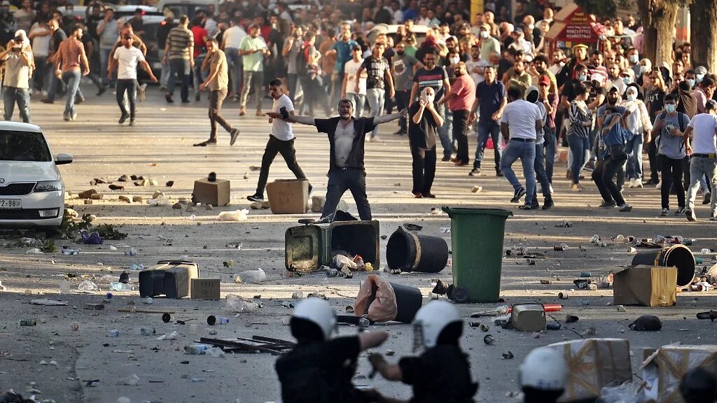 Manifestants palestiniens et forces de sécurité de l’AP s’affrontent à Ramallah après une marche condamnant le décès de Nizar Banat, le 26 juin 2021 (AFP)