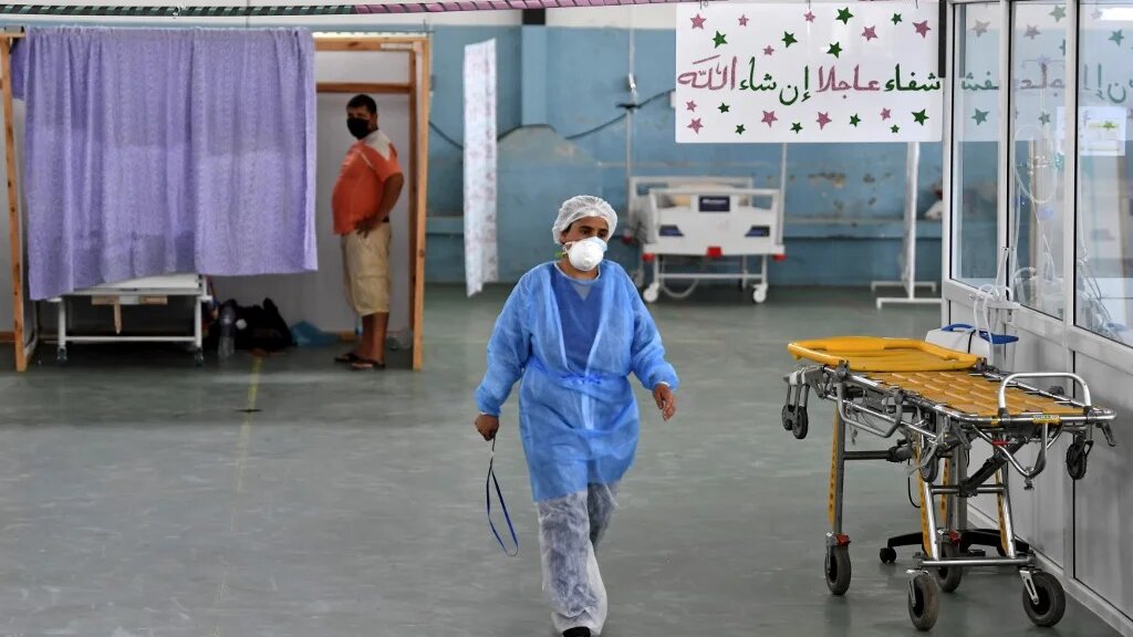 Dans un gymnase à Kairouan, transformé en service des urgences pour les cas de COVID-19, le 4 juillet 2020 (AFP/Fethi Belaid)