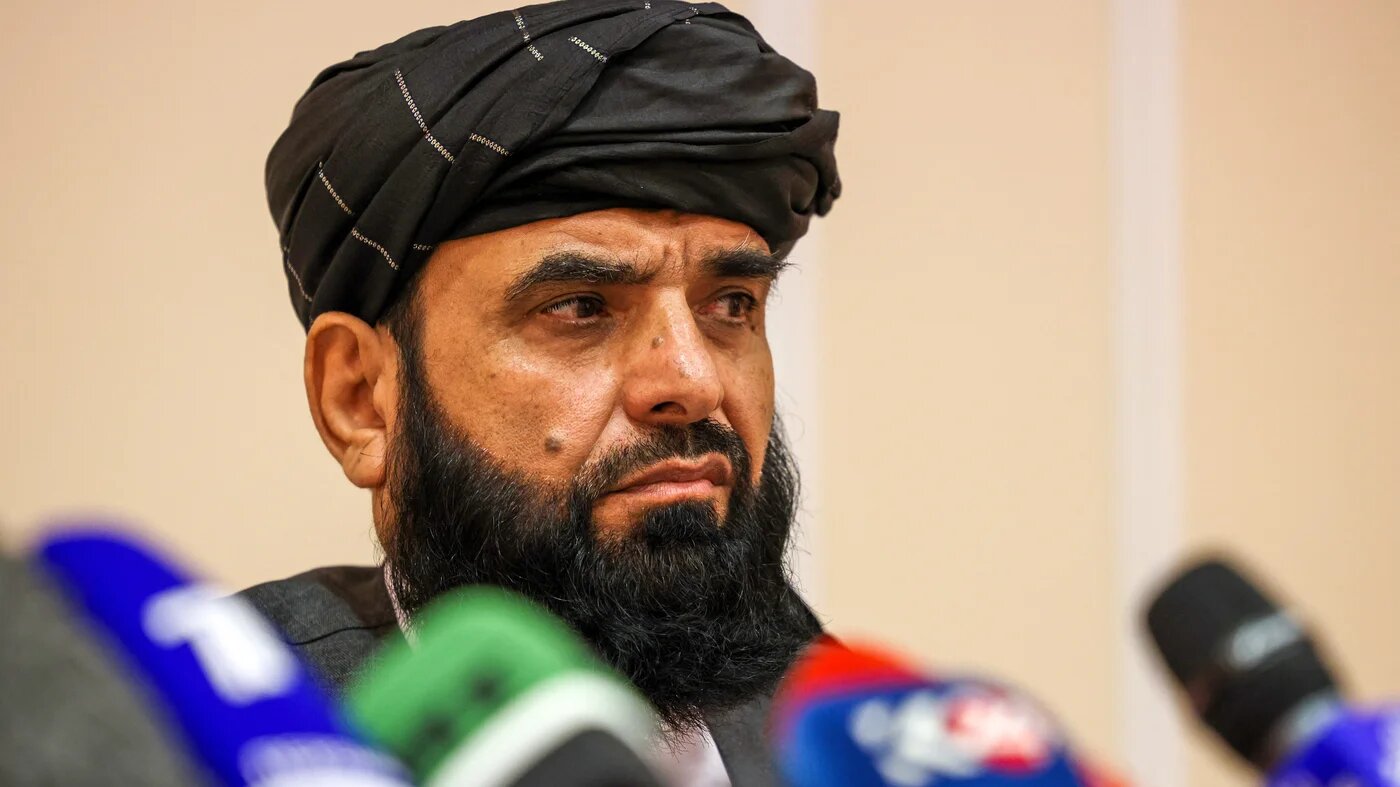 Suhail Shaheen, porte-parole et négociateur taliban, assiste à une conférence de presse à Moscou, le 9 juillet 2021 (AFP)