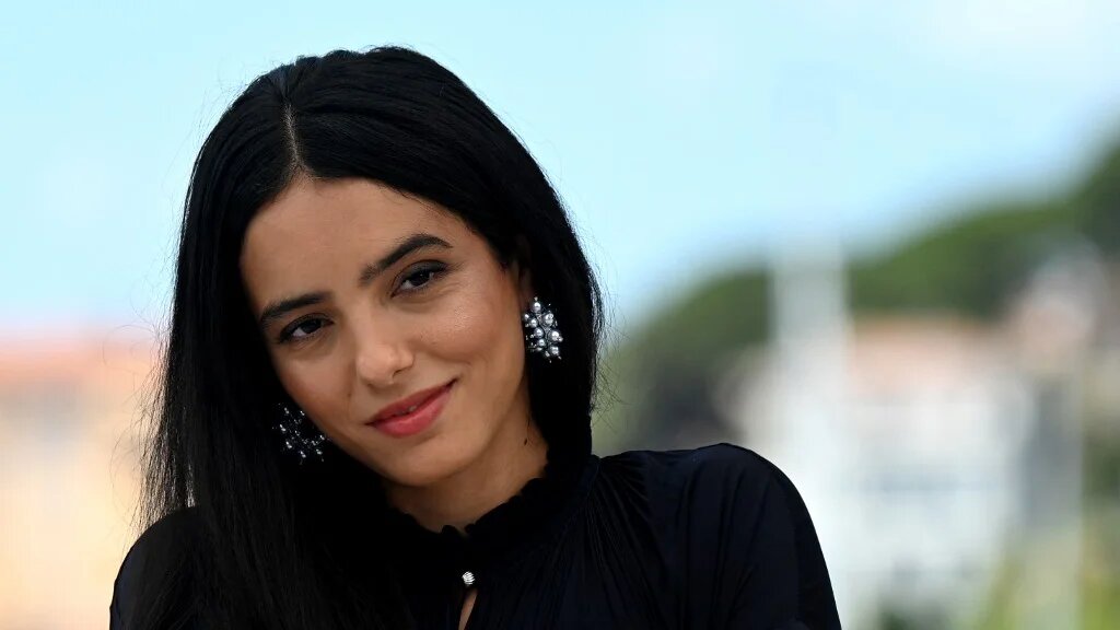 L’actrice française d’origine tuniso-algérienne Hafsia Herzi, révélée dans La Graine et le mulet en 2007, revient à Cannes en tant que réalisatrice avec Bonne mère, son premier long métrage pour lequel elle a puisé dans ses souvenirs d’enfance, dans les cités de Marseille. Présenté dans la section Un Certain regard, il sort en salles en France le 21 juillet (AFP/Christophe Simon)