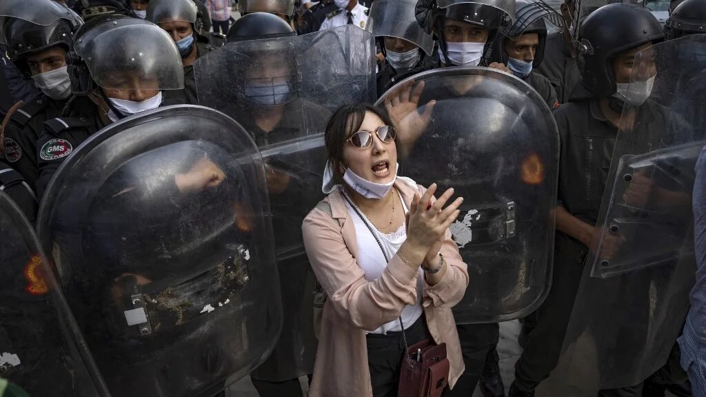 Une activiste marocaine lors d’une manifestation pour la libération du journaliste Soulaiman Raissouni, à Rabat, le 10 juillet 2021 (AFP/Fadel Senna)