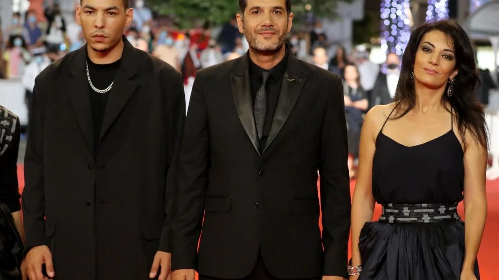 L’acteur Anas Basbousi, le réalisateur Nabil Ayouch et la scénariste Maryam Touzani lors de la présentation du film Haut et fort au festival de Cannes, le 15 juillet 2021 (AFP/Valery Hache)