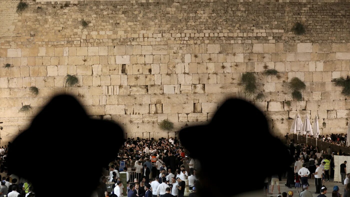 Des hommes juifs orthodoxes prient devant le mur des Lamentations dans la vieille ville de Jérusalem le 17 juillet 2021 (AFP/Gil Cohen)