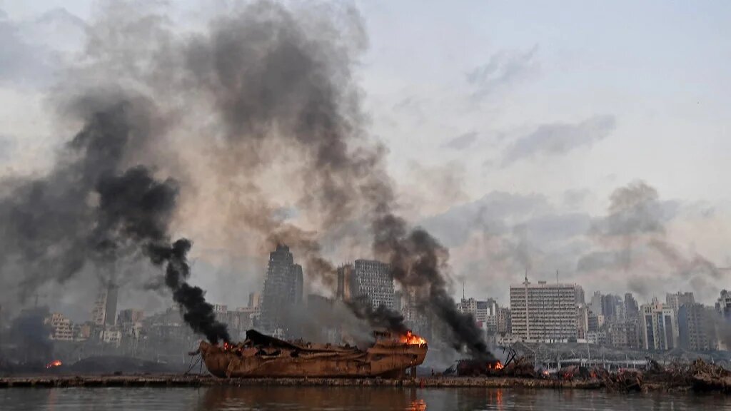 Un bateau en flamme touché par l’explosion du port de Beyrouth, le 4 août 2020 (AFP)