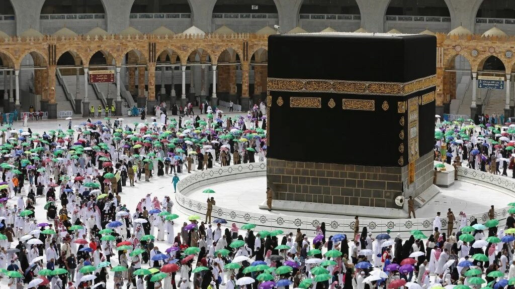En avril, l’Arabie saoudite a annoncé qu’elle reprendrait le hadj mais n’autoriserait qu’un million de personnes triplement vaccinées et âgées de moins de 65 ans (AFP)