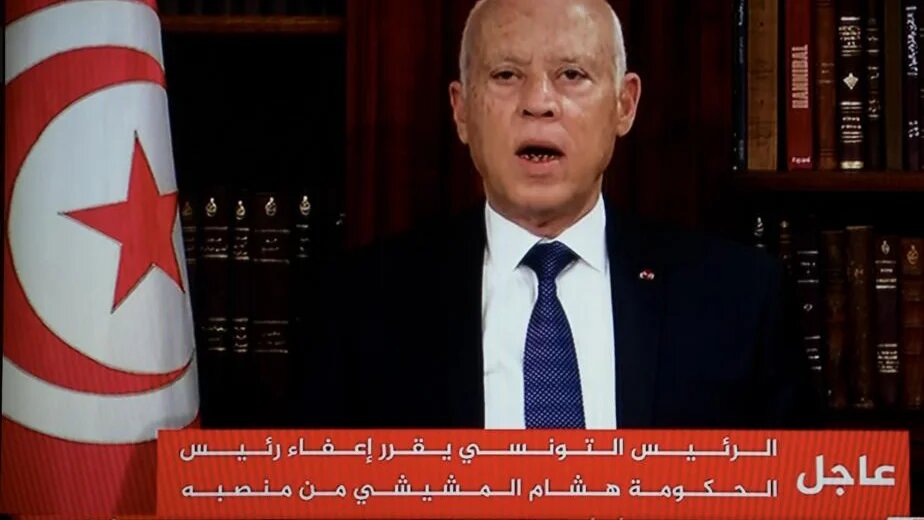 À la télévision, le président tunisien Kais Saied annonce la dissolution du Parlement et du gouvernement du Premier ministre Hichem Mechichi, le 25 juillet 2021, après une journée de manifestations dans de nombreuses villes du pays (AFP/Fethi Belaid)