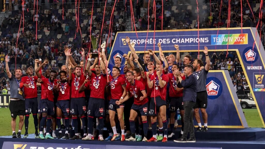 L’équipe lilloise fête sa victoire face aux parisiens au Bloomfield Stadium de Tel Aviv, le 1er août 2021 (Emmanuel Dunand/AFP)