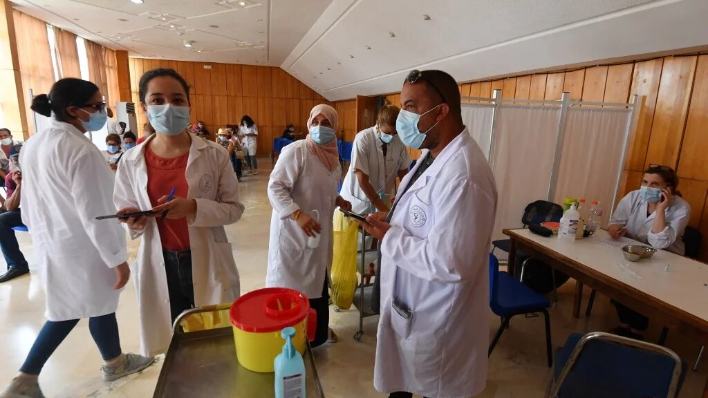 La société civile se donne aussi pour objectif de redonner confiance aux Tunisiens déçus par les pouvoirs publics (AFP/Fethi Belaïd)