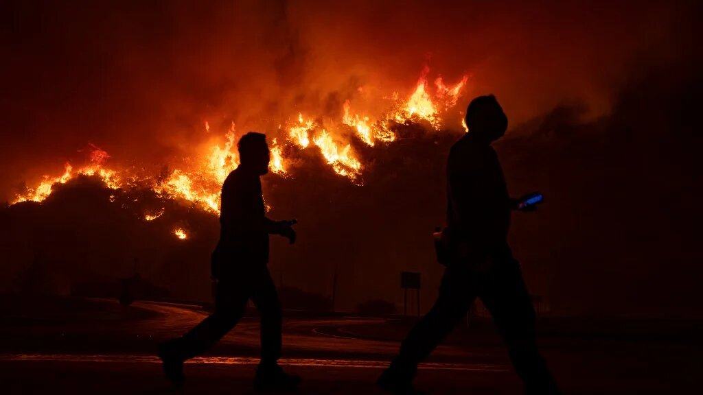 Les climatologues estiment que les phénomènes météorologiques violents, comme la canicule qui a facilité la propagation des incendies en Méditerranée cet été (en photo, en Turquie), ne sont qu’un avant-goût des catastrophes à venir (AFP/Yasin Akgul)