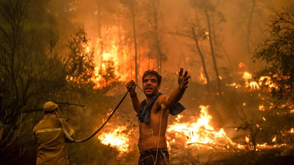 Tentative d’extinction de feux de forêt sur l’île d’Eubée, la deuxième plus grande île de Grèce, le 8 août 2021 (AFP/Angelos Tzortzinis) 