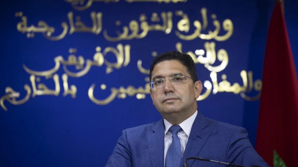 Le chef de la diplomatie marocaine Nasser Bourita, lors de la visite de Yaïr Lapid au Maroc, le 11 août 2021 (AFP/Fadel Senna)