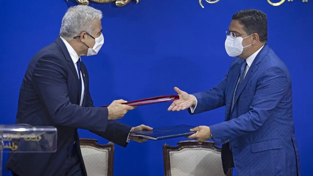 Les chefs de la diplomatie israélienne et marocaine, Yaïr Lapid et Nasser Bourita, à Rabat, au Maroc, le 11 août 2021 (AFP/Fadel Senna)