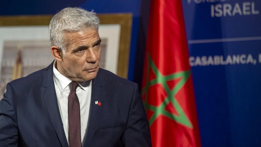 Le chef de la diplomatie israélienne, Yaïr Lapid, donne une conférence de presse à Casablanca, au Maroc, le 12 août 2021 (AFP)