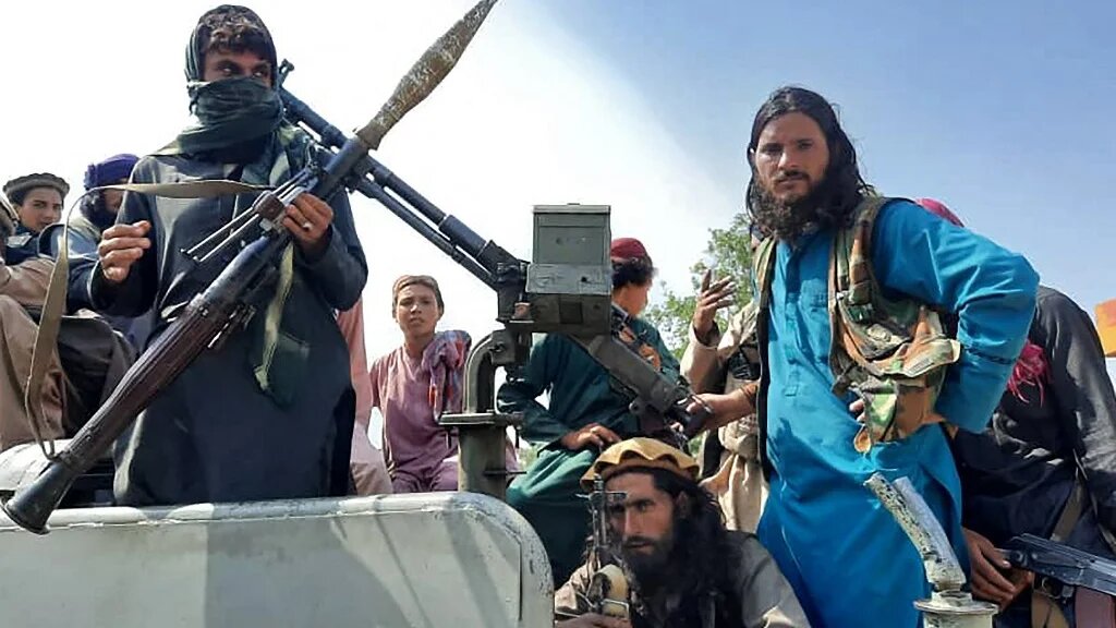 Des combattants talibans dans la province afghane de Laghman, le 15 août 2021 (AFP)