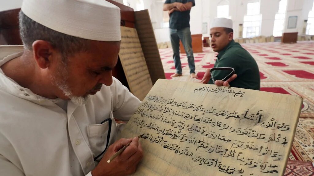La zaouïa al-Asmariya recèle d’anciens manuscrits dont certains nécessitent une restauration (AFP/Mahmud Turkia)