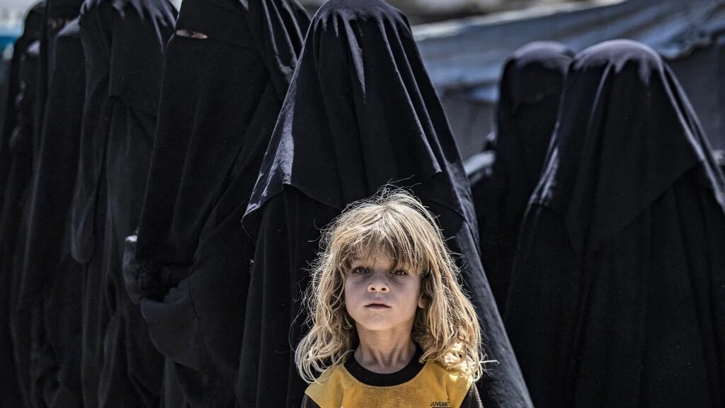 Des femmes attendent de recevoir l’aide humanitaire dans le camp d’al-Hol, le 18 août 2021 (AFP/Delil Souleiman)
