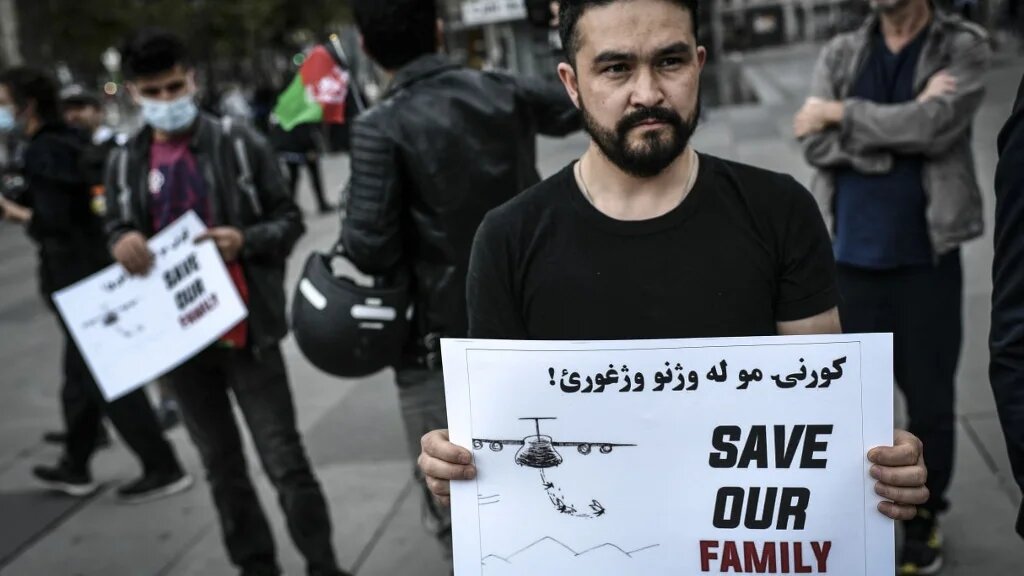 Un manifestant tient une pancarte sur laquelle est écrit : « Sauvez notre famille », lors d’un rassemblement de soutien à l’Afghanistan, à Paris le 22 août 2021. Le ministère de la Défense a annoncé avoir « mis en sécurité près de 3 000 personnes, dont 2 600 Afghans » (AFP/Stéphane de Sakutin)