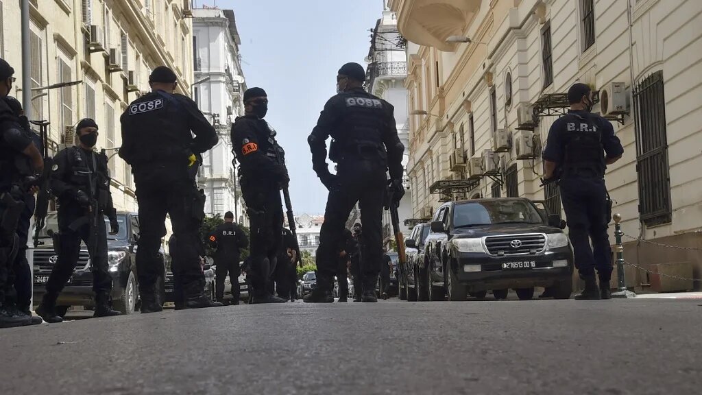 Des policiers montent la garde devant le tribunal de Sidi M’hamed à Alger, où des suspects du meurtre du jeune volontaire Djamel Bensmaïl comparaissent devant un procureur, le 23 août 2021 (AFP/Ryad Kramdi)