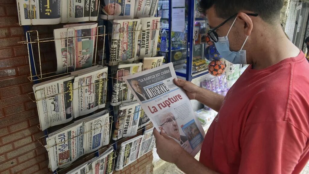 Au sein de la rédaction du quotidien, les journalistes estiment qu’Issad Rebrab, le propriétaire du journal, a cédé « à la pression des autorités » (AFP/Ryad Kramdi)