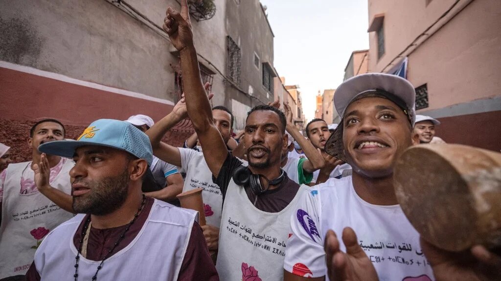 Des partisans du parti de l’Union socialiste des forces populaires (USFP) acclament leur candidat dans la ville de Marrakech, 3 septembre 2021 (AFP/Fadel Senna)