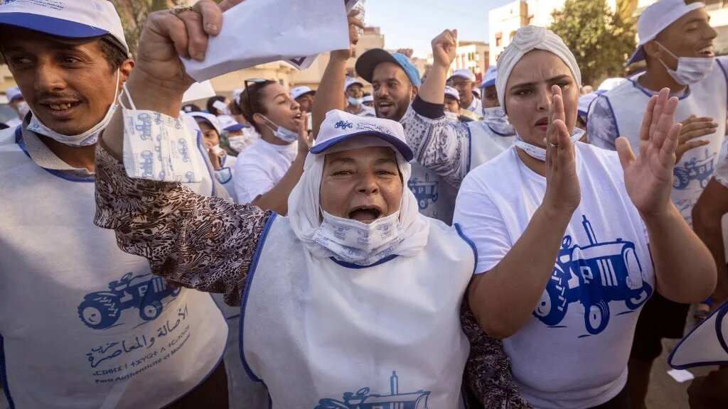 Militants du PAM, le parti du tracteur, à Rabat, pendant la campagne électorale, le 4 septembre 2021 (AFP/Fadel Senna)