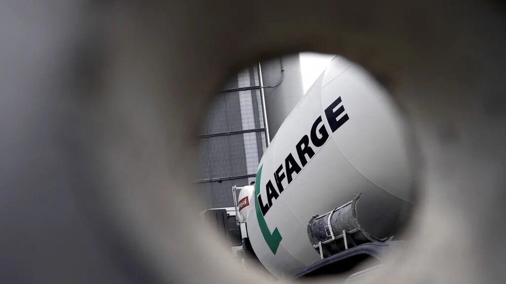 Le groupe lafarge est également suspecté d’avoir vendu du ciment de l’usine à l’EI (AFP/Franck Fife)