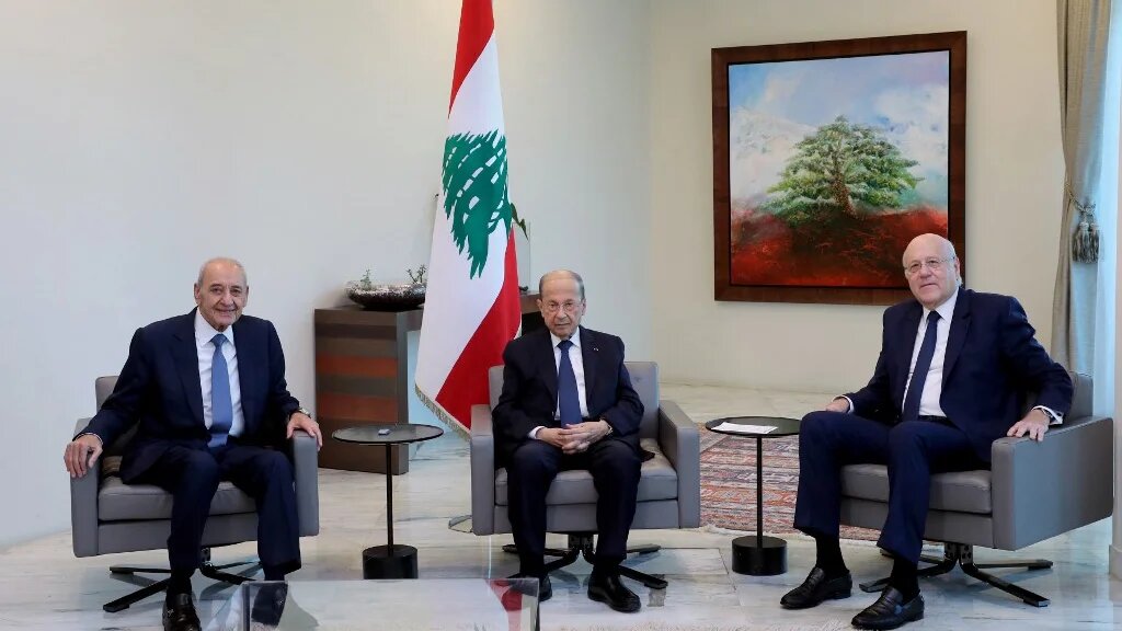Le président du Parlement, Nabih Berri, le président de la République, Michel Aoun, et le Premier ministre Najib Mikati au palais présidentiel, à Beyrouth, le 13 septembre 2021 (AFP)