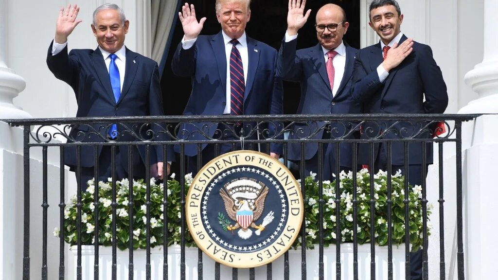 Photo d’archive prise le 15 septembre 2020, montrant le Premier ministre israélien Benyamin Netanyahou, le président américain Donald Trump, le ministre des Affaires étrangères de Bahreïn Abdullatif al-Zayani et le ministre des Affaires étrangères des Émirats arabes unis Abdallah ben Zayed al-Nahyan après la signature des accords d’Abraham, au balcon de la Maison-Blanche (AFP/Saul Loeb)