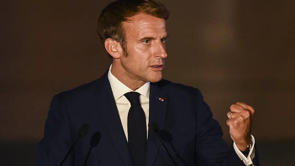 Le président français Emmanuel macron dit souhaiter « l’apaisement » avec Alger tout en restant attaché à la problématique mémorielle (AFP/Angelos Tzortzinis)