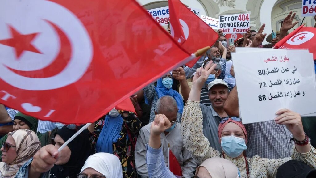Des manifestants tunisiens scandent des slogans contre le président Kais Saied lors d’une manifestation à Tunis le 18 septembre 2021 (AFP/Fethi Belaïd) 