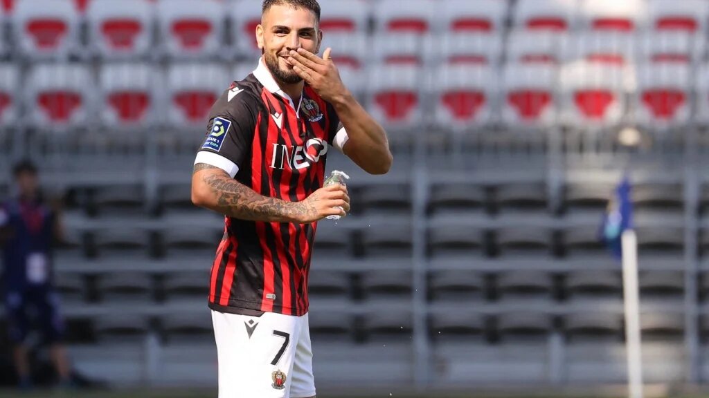 Andy Delort, dans le maillot de l’OGC Nice, après un but contre l’AS Monaco, le 19 septembre 2021 (AFP/Valery Hache)