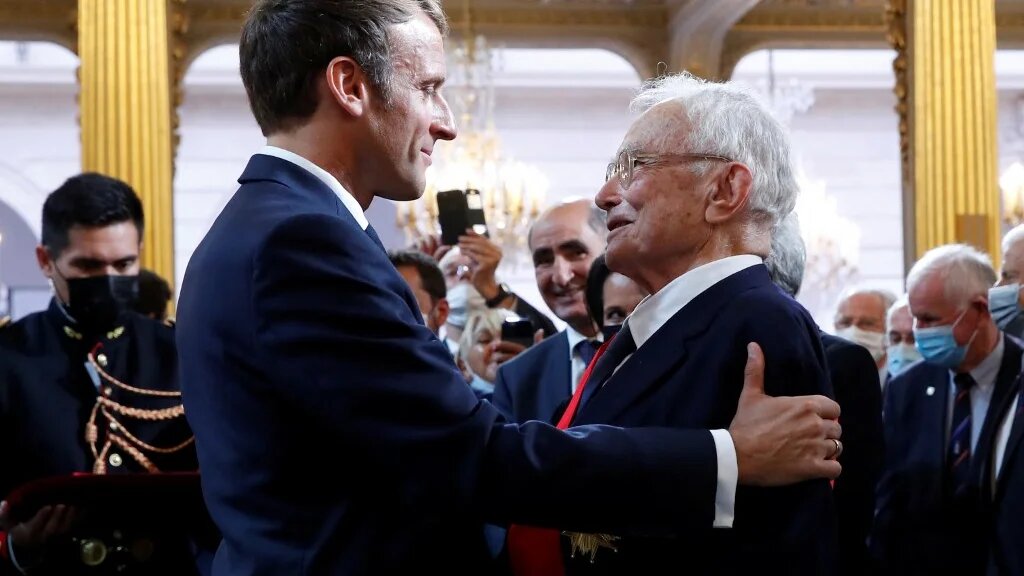 Le 20 septembre 2021 à l’Élysée, Emmanuel Macron décore le l’ancien général François Meyer, qui a organisé le rapatriement « de plusieurs centaines de harkis en désobéissant aux ordres » (AFP/Gonzalo Fuentes)