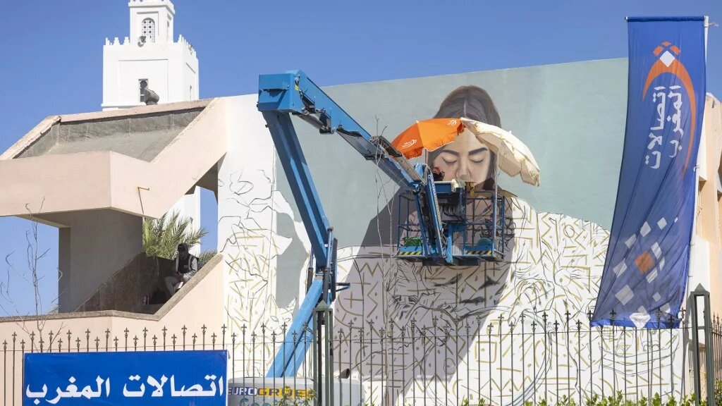 Des structures institutionnelles et privées cherchent à embellir leurs façades grâce aux artistes du street art (AFP/Fadel Senna)