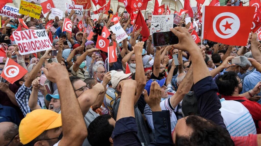 Des centaines de personnes de tous horizons ont manifesté dimanche à Tunis pour dénoncer « un coup d’État » et une violation de la Constitution (AFP/Fethi Belaïd)