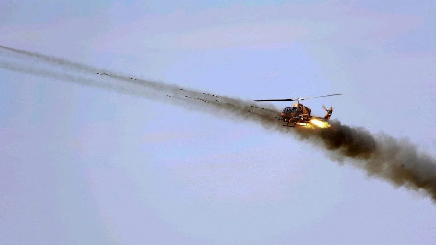 Un hélicoptère de l’armée iranienne lors d’un exercice militaire proche de la frontière irano-azérie, le 1er octobre 2021 (AFP)