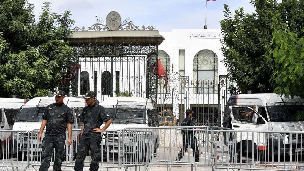 Tunisian security forces guard the entrance of the country's parliament, on 1 October 2021. (AFP)