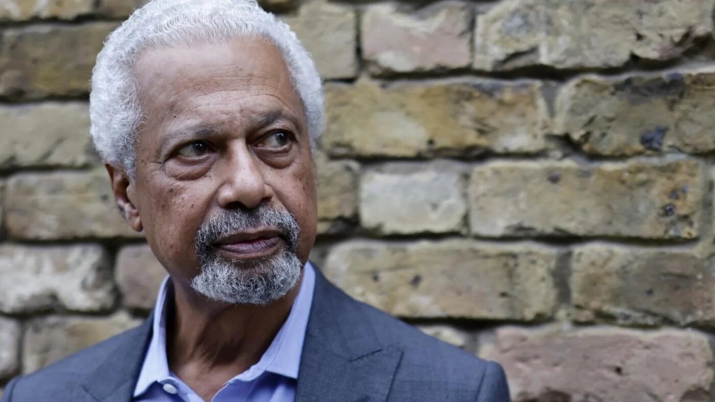L’auteur Abdulrazak Gurnah, né à Zanzibar, pose pour une séance photos avant une conférence de presse, après avoir reçu le prix Nobel de littérature, à Londres, le 8 octobre 2021 (AFP)