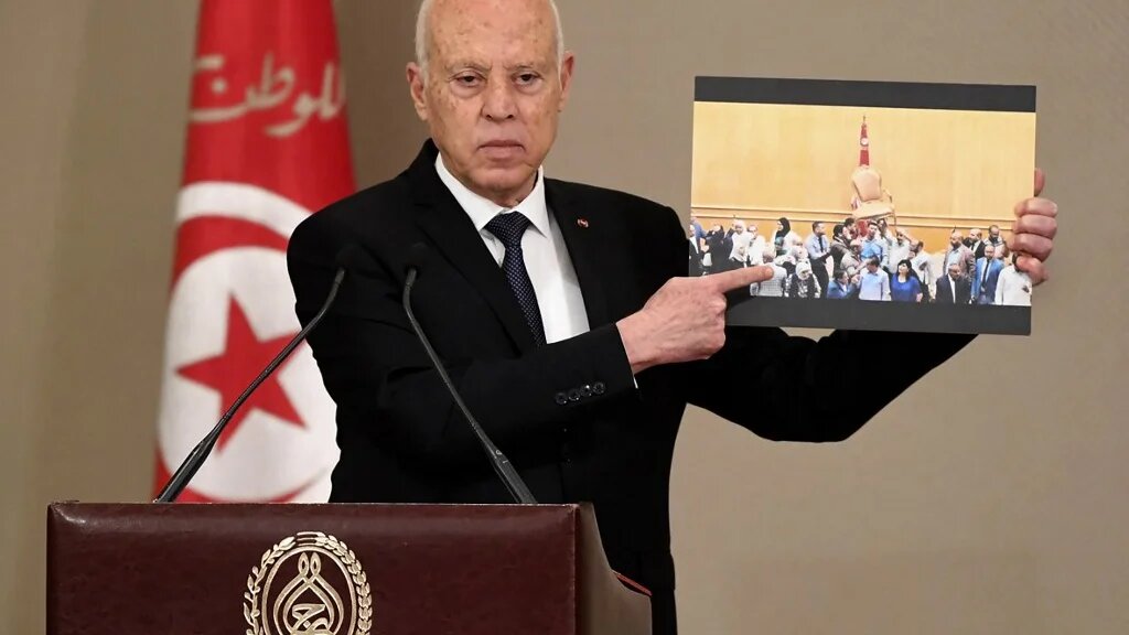 Pour justifier la suspension du Parlement, Kais Saied a montré une série de clichés représentant les affrontements violents et des scènes d’anarchie qui se sont déroulés dans l’enceinte du Parlement (AFP)