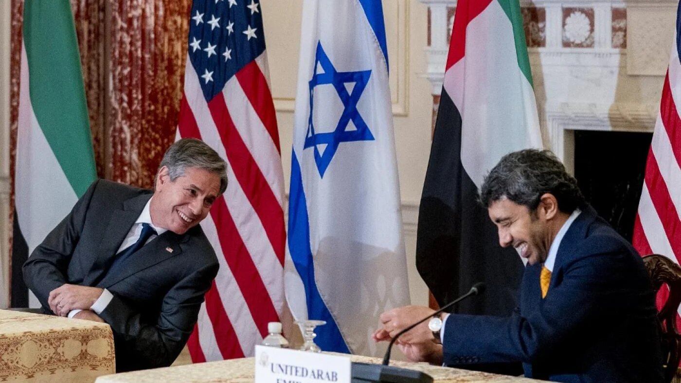 Le secrétaire d’État Antony Blinken (à gauche) et le ministre émirati des Affaires étrangères Abdallah ben Zayed al-Nahyane (à droite) participent à une réunion bilatérale au département d’État à Washington, le 13 octobre 2021 (AFP)