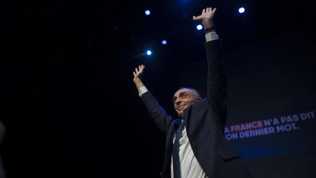 Éric Zemmour lors d’un meeting à Béziers, dans le sud de la France, le 16 octobre 2021 (AFP / Christophe Simon)