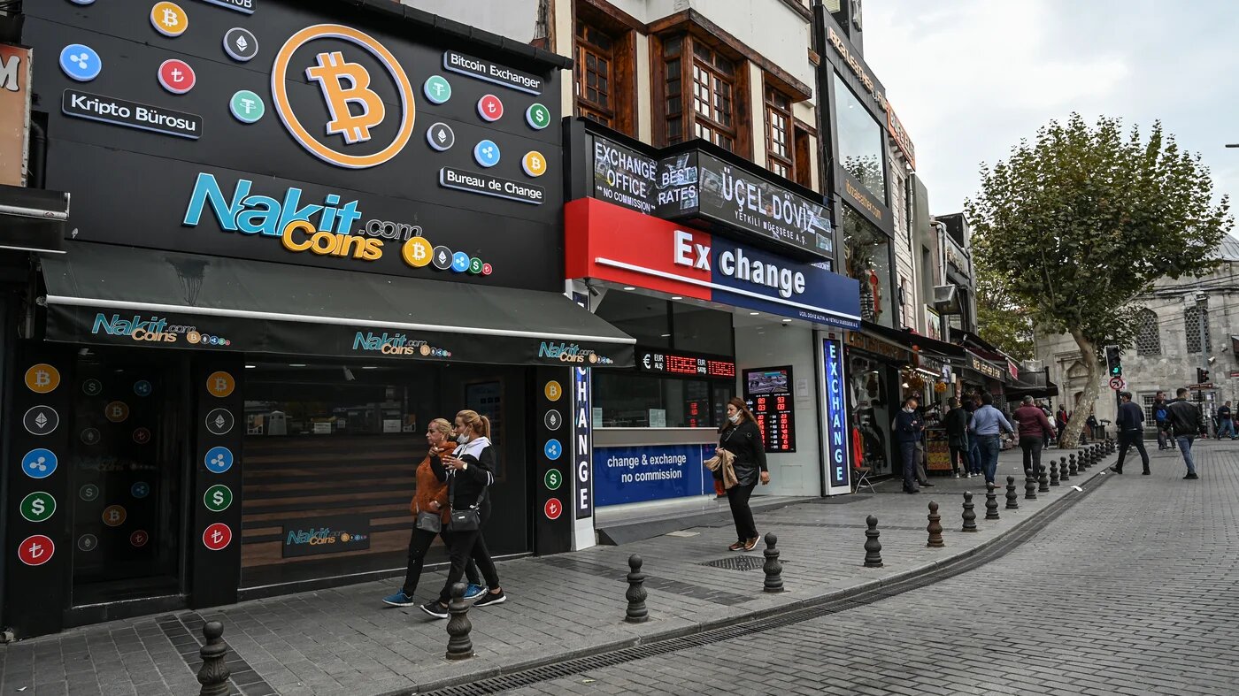 Un bureau de change spécialisé dans les cryptomonnaies près du Grand Bazar d’Istanbul, le 20 octobre 2021 (AFP)