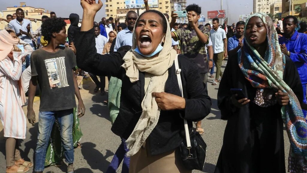 Manifestation à Khartoum contre les détentions, pendant la nuit par l’armée de membres du gouvernement soudanais, le 25 octobre 2021 (AFP)