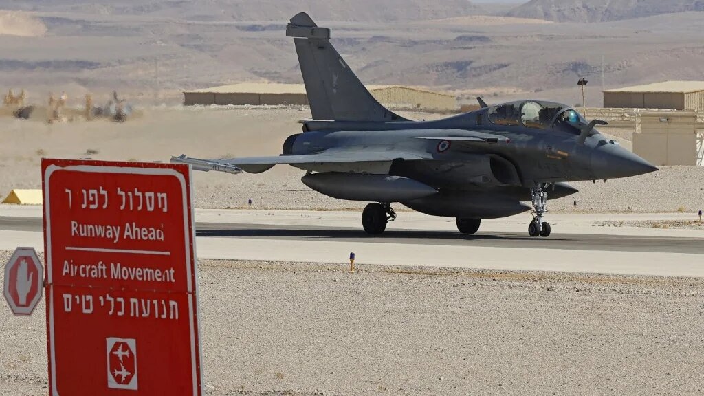 Un Rafale de l’armée de l’air française sur le tarmac de la base aérienne d’Ovda, en Israël, durant l’exercice Blue Flag, le 24 octobre 2021 (AFP/Jack Guez)