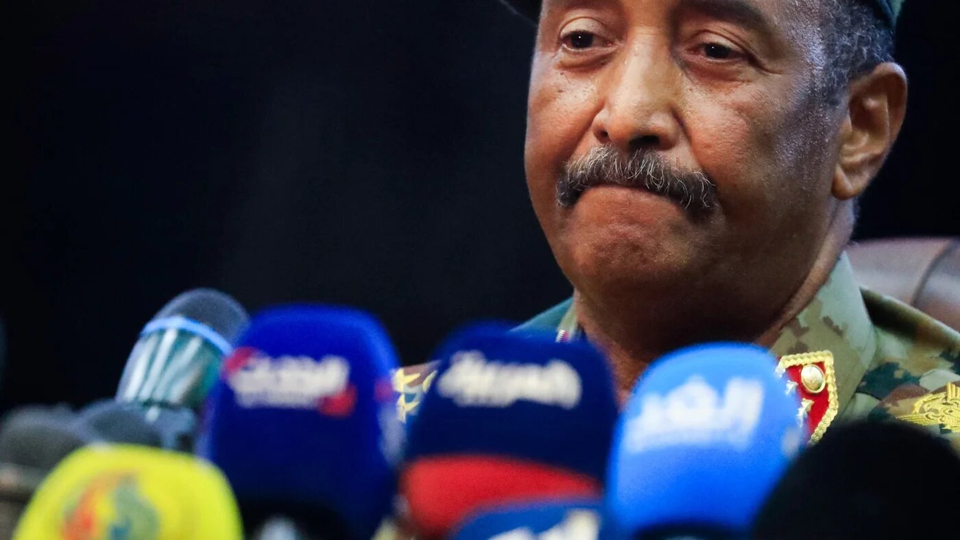 Le général en chef de l’armée soudanaise, Abdel Fattah al-Burhan, tient une conférence de presse au commandement général des forces armées à Khartoum, le 26 octobre (AFP)